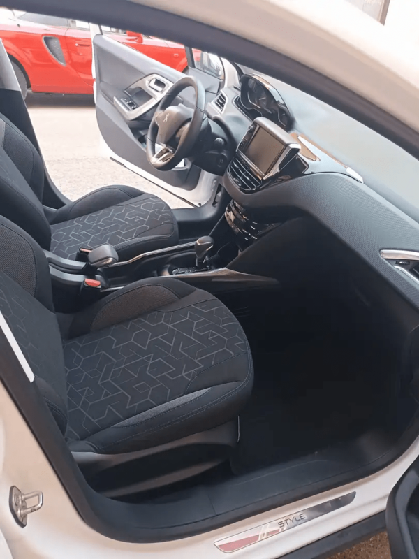 2017 Peugeot 2008 1.2 Style PureTech Automático - Image 11
