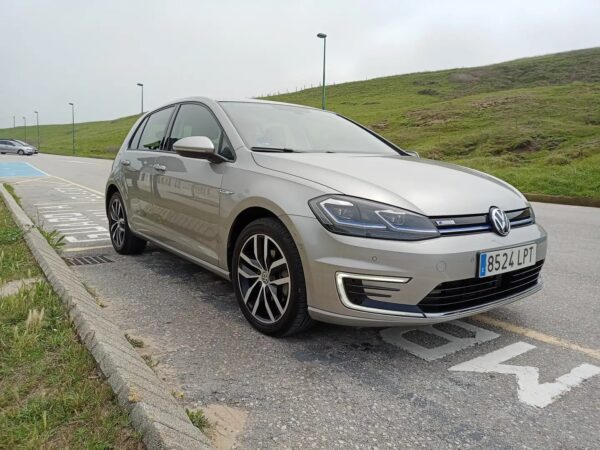 2021 Volkswagen e-Golf - Image 12