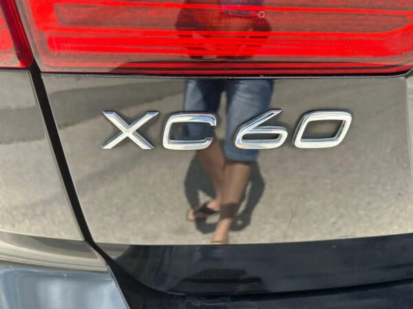 2018 Volvo XC60 R Design - Image 9