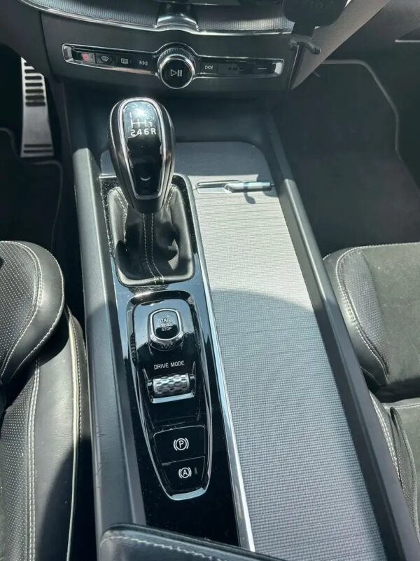 2018 Volvo XC60 R Design - Image 11