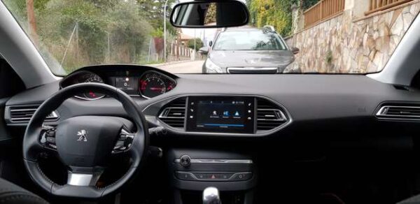 2018 Peugeot 308 Gasolina - Image 9