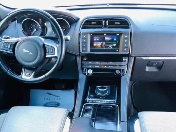 2017 Jaguar F-Pace 2.0i4D R-Sport Aut. AWD 180 - Image 3