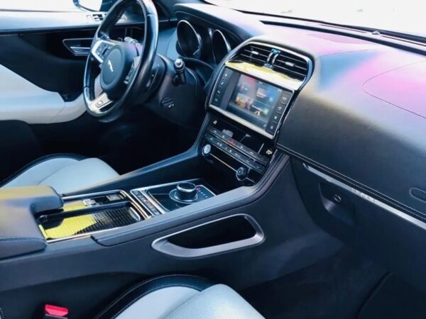 2017 Jaguar F-Pace 2.0i4D R-Sport Aut. AWD 180 - Image 4