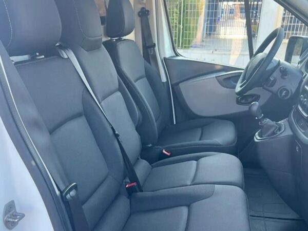 2016 Renault Trafic Furgón 29 L2H1 Energy dCi - Image 2