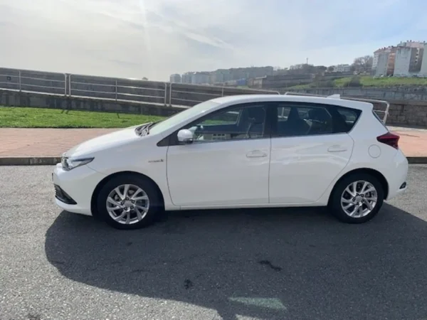 2018 Toyota Auris Hybrid 140H Advance - Image 3
